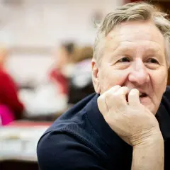 Starszy mężczyzna zamyślony, zastanawia się, kiedy rolnik może iść na emeryturę.