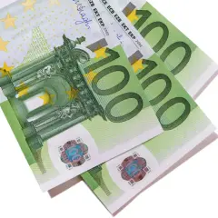 Trzy banknoty stueuro, które mogą pomóc w obliczeniu, ile wynosi renta rodzinna w Niemczech.
