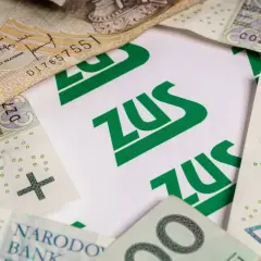 Polskie banknoty i logo ZUS. Dowiedz się, jak obliczyć rentę, przykłady i wskazówki.