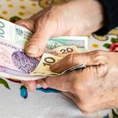 Dłonie liczą pieniądze. Czy na nadciśnienie można dostać rentę?