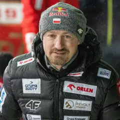 Adam Małysz w kurtce z logo Red Bulla i flagą Polski. Czy czeka go emerytura olimpijska?