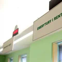 Tabliczka "EMERYTURY I RENTY" w urzędzie. Tu dowiesz się, ile może pracować pracownik na rencie.