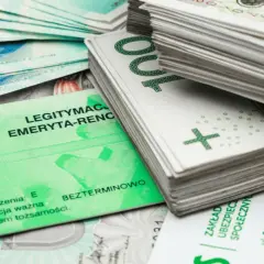 Zielona legitymacja ZUS i stos banknotów. Na legitymacji widać numer świadczenia emerytalnego, PESEL i informację o ważności.