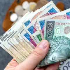 Dłoń trzyma plik polskich banknotów. Zastanawiasz się, ile wynosi podatek od renty?