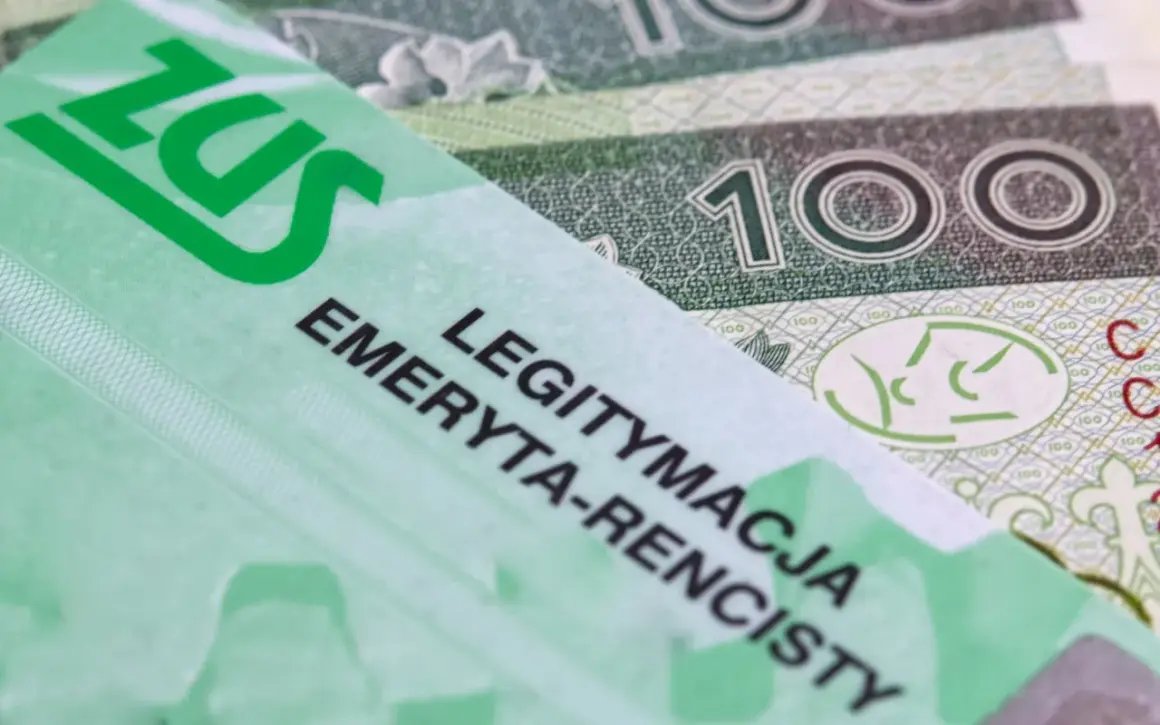 Zielona legitymacja ZUS "EMERYTA-RENCISTY" na tle banknotów 100 zł. Dokumenty te są kluczowe, gdy zastanawiasz się, co potrzebne do renty chorobowej.