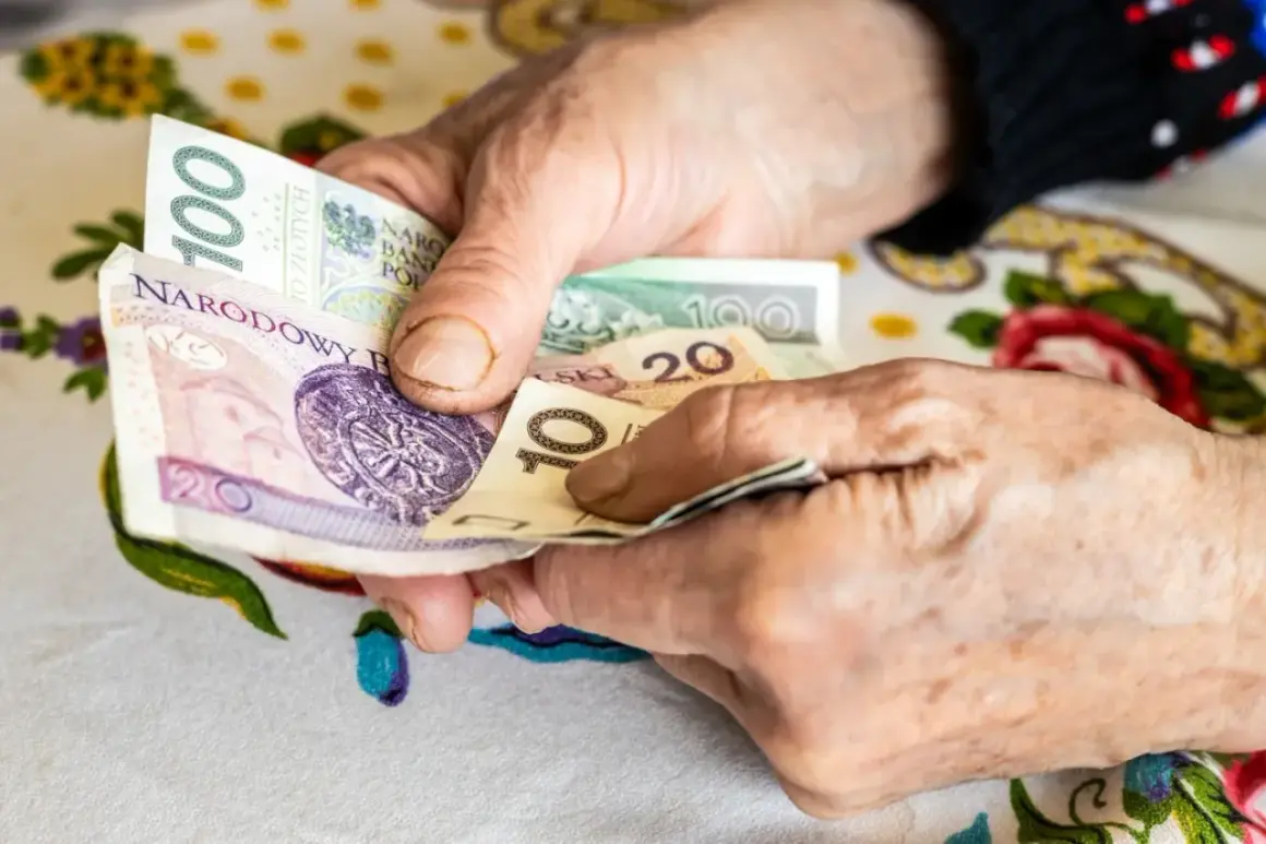 Dłonie liczą pieniądze. Czy na nadciśnienie można dostać rentę?