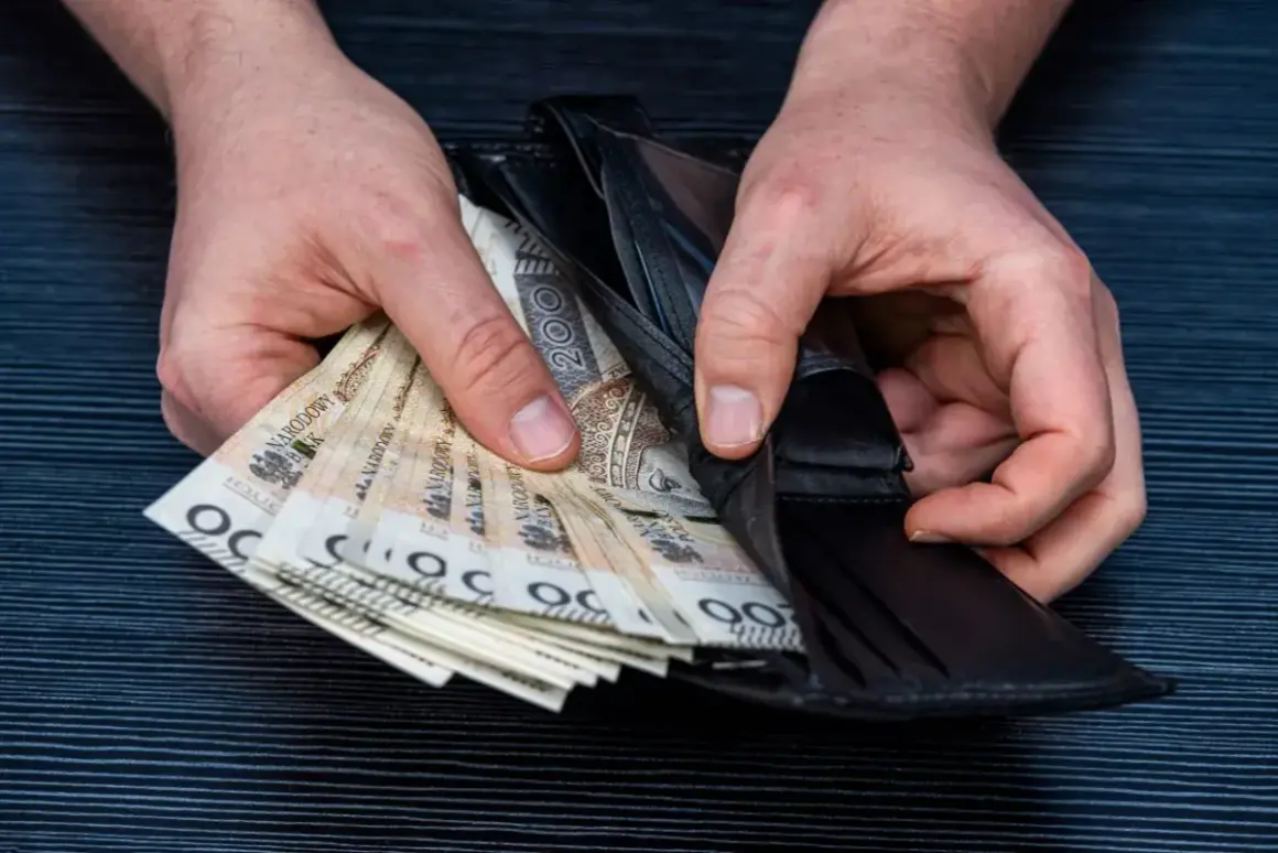 Dłonie trzymają portfel z polskimi banknotami. Czy wdowa może przejąć emeryturę po mężu? Pieniądze w portfelu.