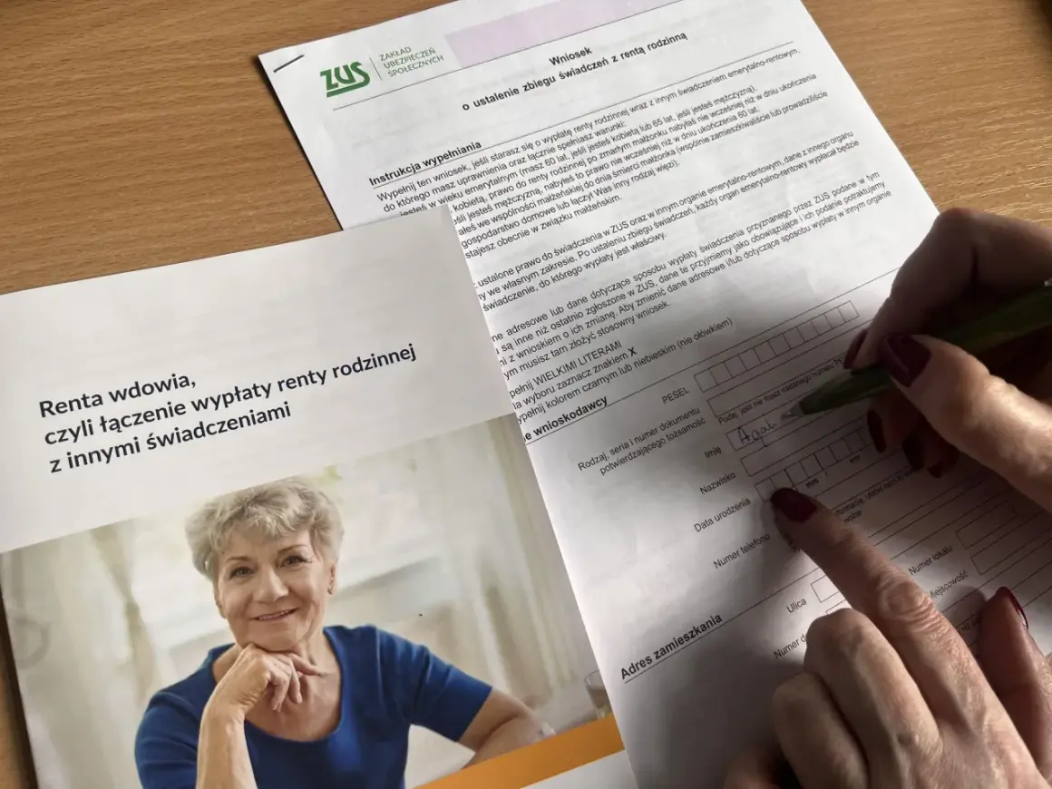 Uśmiechnięta starsza pani na zdjęciu obok formularza ZUS. Dokument dotyczy ustalenia zbiegu świadczeń z rentą rodzinna, czyli co to jest renta rodzinna.