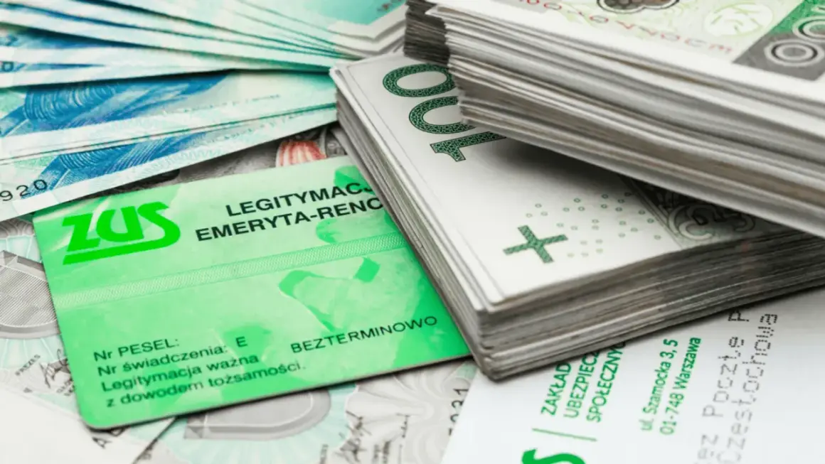Zielona legitymacja ZUS i stos banknotów. Na legitymacji widać numer świadczenia emerytalnego, PESEL i informację o ważności.