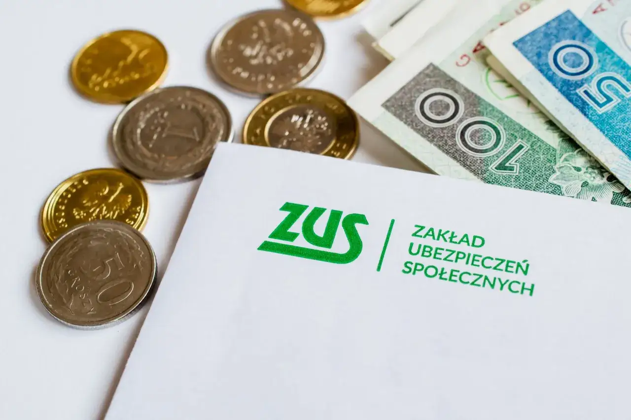 ZUS, monety i banknoty. Dowiedz się, jak chorobowe wpływa na wysokość emerytury poradnik.