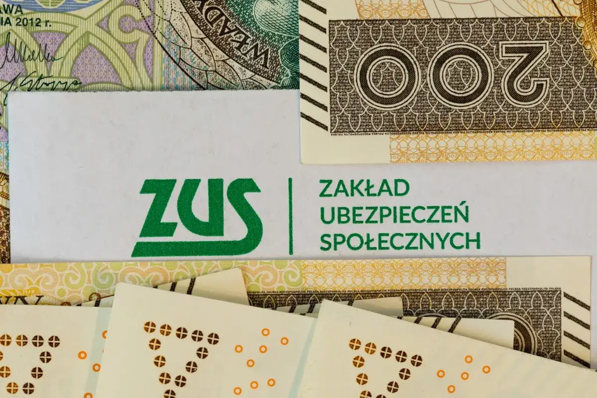 ZUS i polskie banknoty. Ile lat trzeba przepracować w Polsce, by dostać emeryturę?