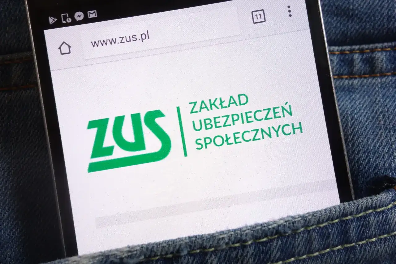 Ekran smartfona z logo ZUS i adresem www.zus.pl. Czy pobierając rentę rodzinną, jest się ubezpieczonym? Sprawdź na ZUS.