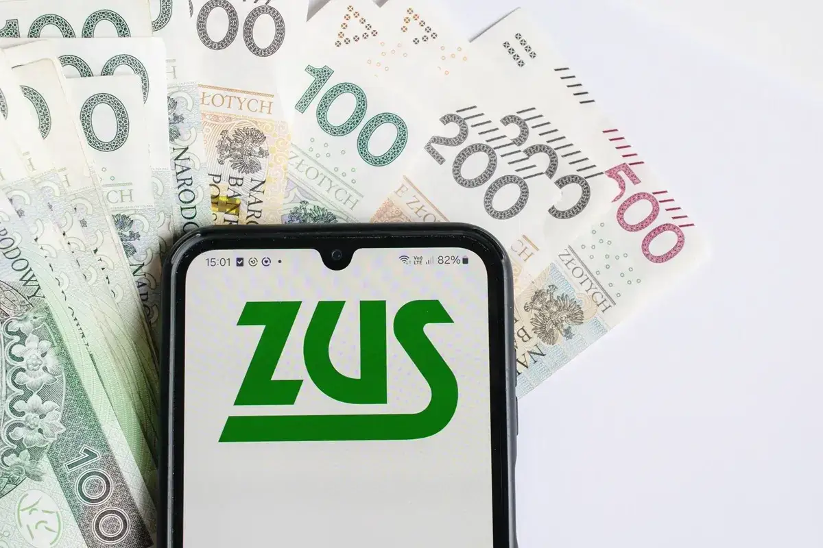 Telefon z logo ZUS na tle polskich banknotów. Ile lat trzeba przepracować w Polsce, by dostać emeryturę?