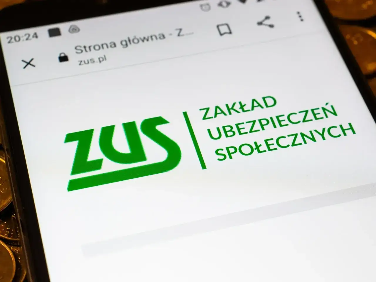 Na ekranie telefonu widoczny jest logotyp ZUS. Wpisanie w wyszukiwarkę frazy 