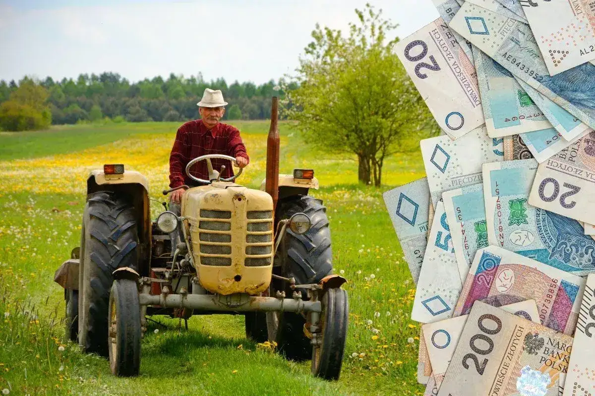 Rolnik na traktorze w polu, obok stos banknotów. Kiedy rolnik może iść na emeryturę? Gdy zarobi wystarczająco.