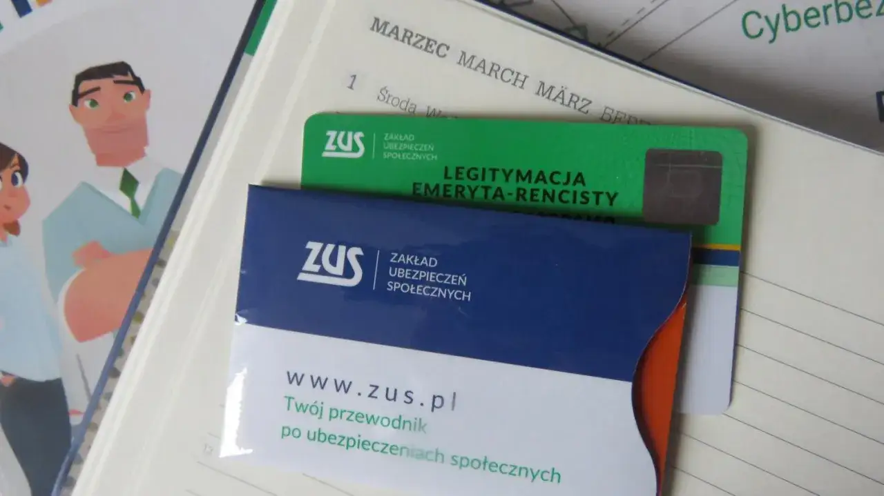 Jak chorobowe wpływa na wysokość emerytury? Poradnik ZUS. Legitymacja emeryta-rencisty i materiały informacyjne.