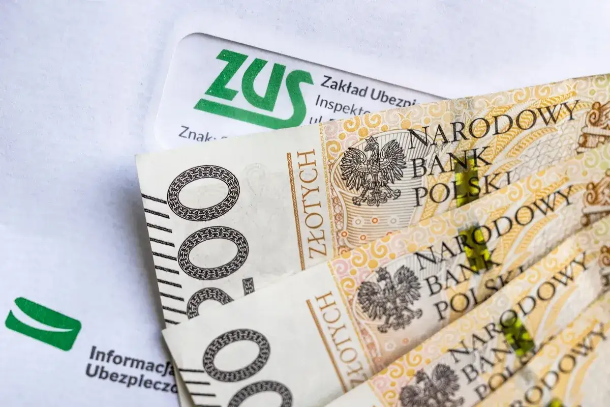 ZUS i polskie złotówki. Ile lat trzeba przepracować w Polsce, by dostać emeryturę?