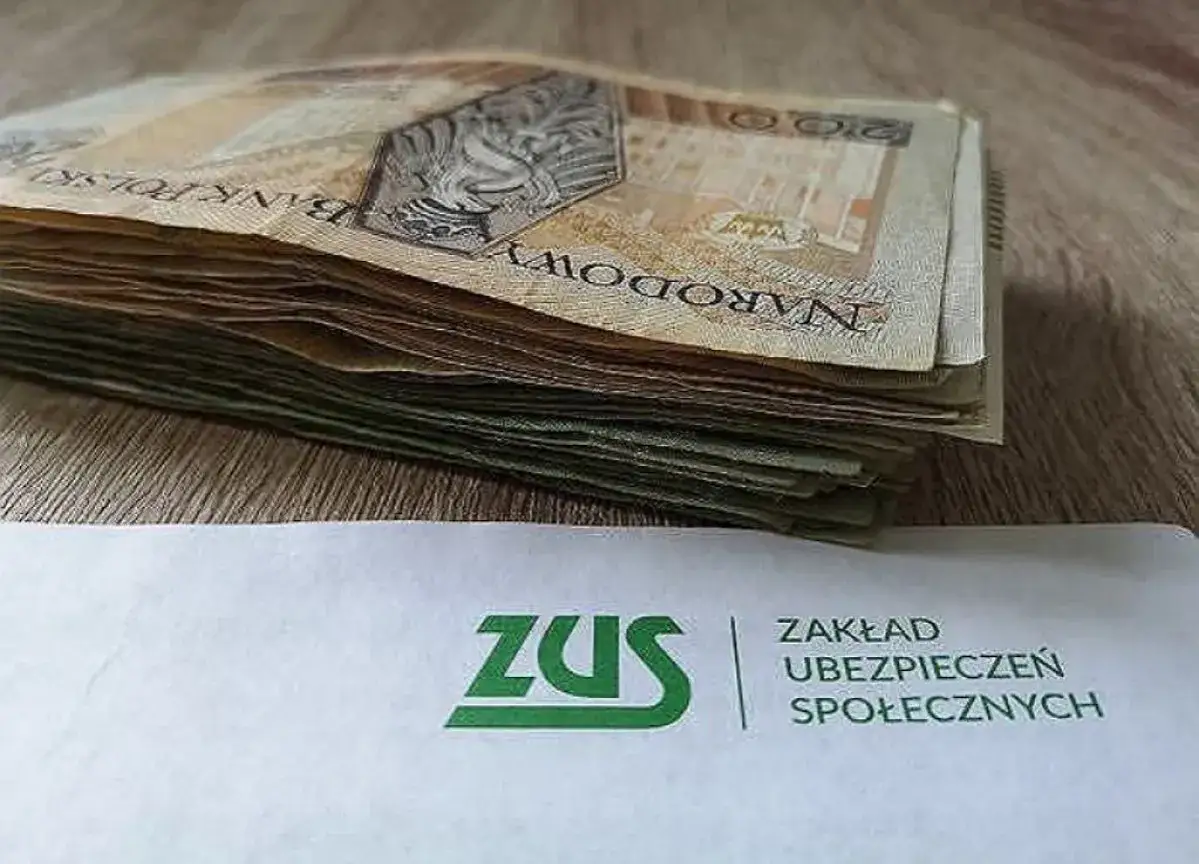 Stos banknotów i dokument ZUS. Czy to odpowiedź na pytanie, ile wynosi emerytura policjanta po 25 latach pracy netto?