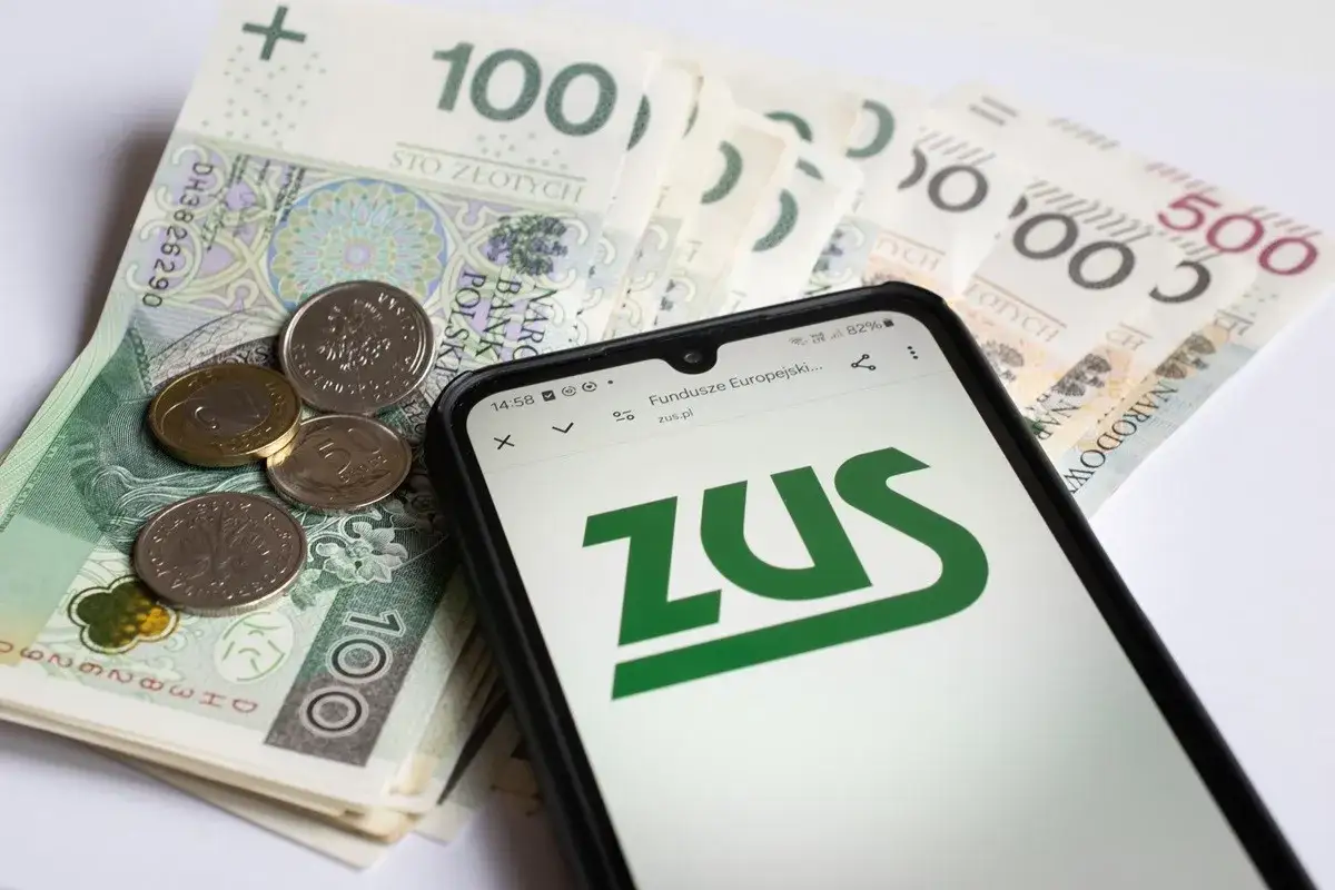 Pieniądze i telefon z logo ZUS. Czy na nadciśnienie można dostać rentę? Sprawdź na ZUS.pl.
