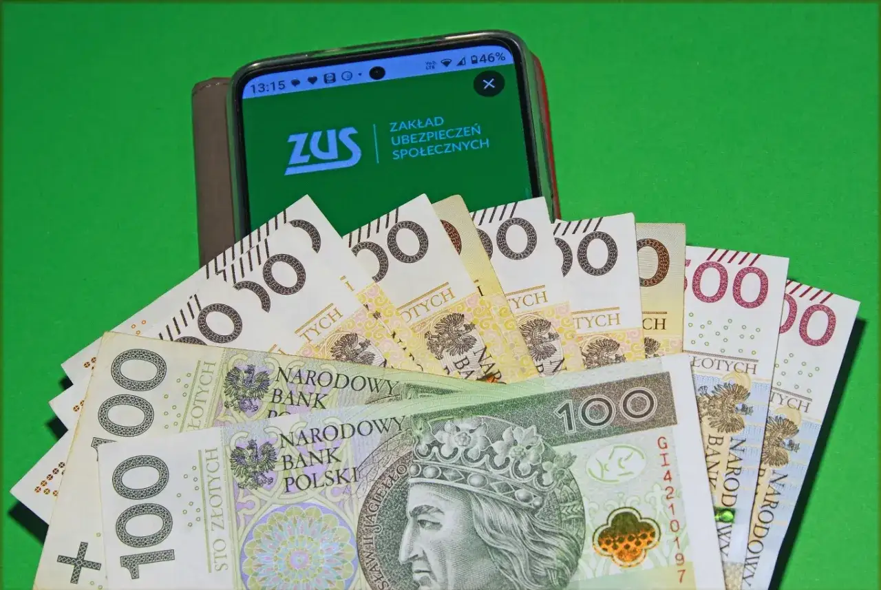 Jak chorobowe wpływa na wysokość emerytury? Poradnik ZUS z pieniędzmi.