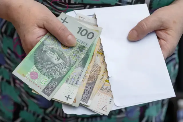 Emerytura po śmierci: Kto i jakie świadczenia otrzyma? Poradnik ZUS